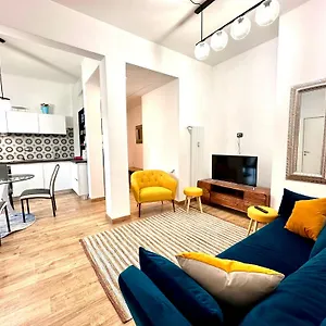 Lombardo's Family - Free Private Parking 700m From The Station! Appartement